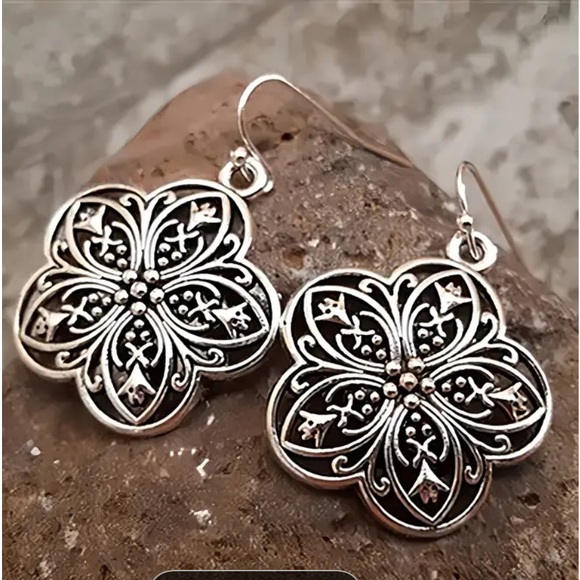 SILVER  Filigree Bohemian Chic Dangling Pierced Wire Earrings NIB - Picture 1 of 4